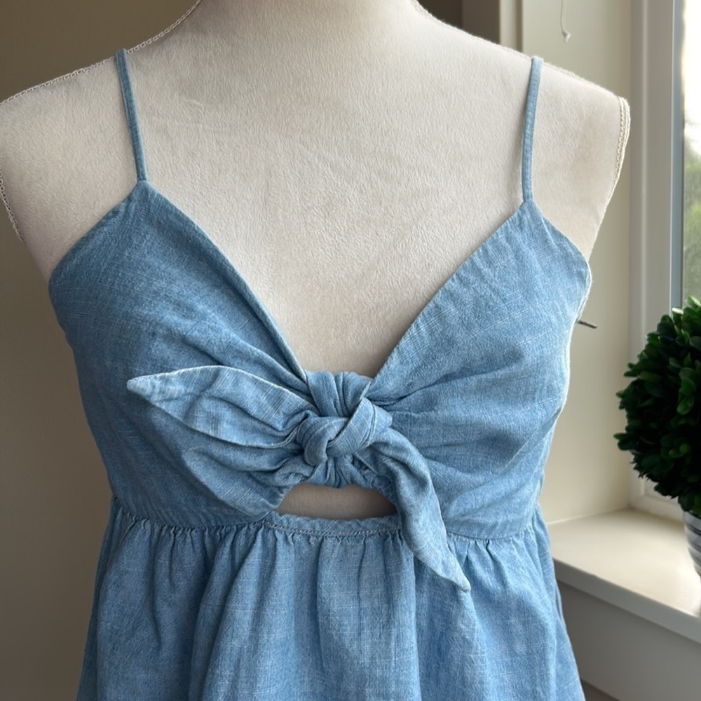 Madewell Chambray Tie-Front key hole camitop - Picture 5 of 10